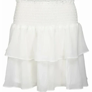 Fin vit kjol💗💗 - Jag säljer min vita ”stockholmstil” kjol. Har ingen använding för den längre tyvärr. Lånade bilder, vill du ha egna bilder är det bara att skriva💗💗 Den är i storlek S men väldigt stretchig.