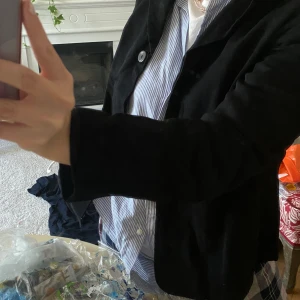 Kavaj Rue Blanche  - Elegant kavaj som man kan bära ute eller ha till vardags fin passform med små fickor och behagligt material. Strlk 2 