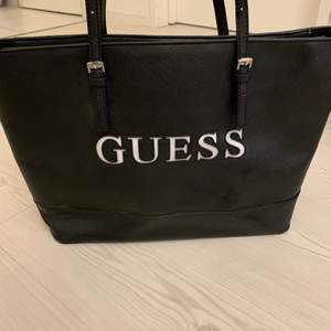 Svart Guess-väska 