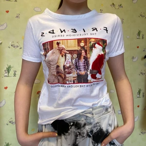 Friends tröja - Oanvänd friends tröja från cropp! Vid köp av fler plagg kan jag fixa paket pris! :-)