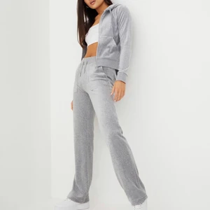 Juicy Coutore  - Säljer min fina Juicy Coutore dress i storlek L. Säljes då jag tyvärr köpt fel storlek och det är lite för stort för mig. Använd Max 3 gånger och inköpt på Johnells i Stockholm för 2100kr. 