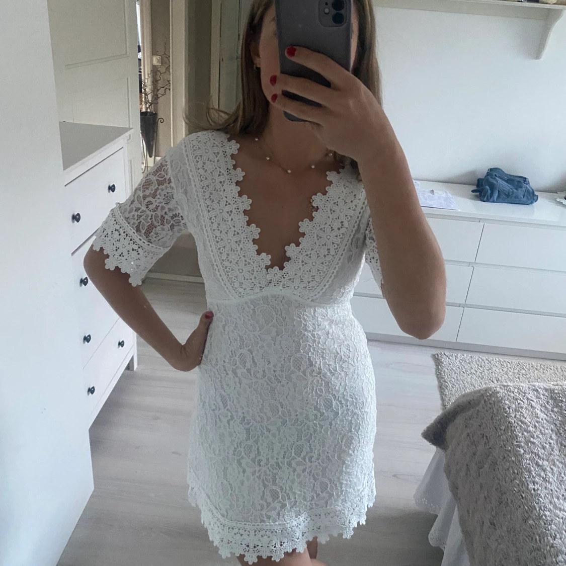 Vit spetsklänning broderad