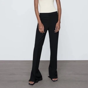 Zara- Kostymbyxor med slits  - Säljer dessa perfekta kostymbyxor!! Älskar slitsen lägst ner, blir en så fin detalj!! Dom passar verkligen till allt! Dom är helt slutsålda i alla storlekar och vådligt svåra att få tag på. Använda ett fåtal gånger och i mycket bra kvalitet. De är storlek 38 men passar mig som vanligtvis är 36. Passar även dig som är lite längre, då de är väldigt långa i benen!! Buda från 300 eller köp direkt för 500 exklusive frakt!!