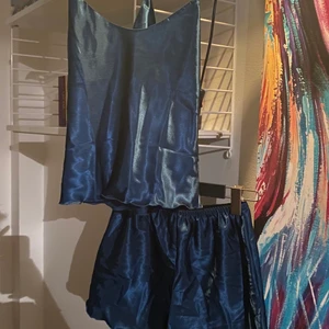 Pyjamas - Super fin, super skön satin pyjamas. Aldrig använt. Vet inte vart den kommer ifrån då jag fick den i present av en släkting och den har inga lappar i sig😊 storlek S, frakten är 30kr eller så möts jag upp i Sthlm södermalm