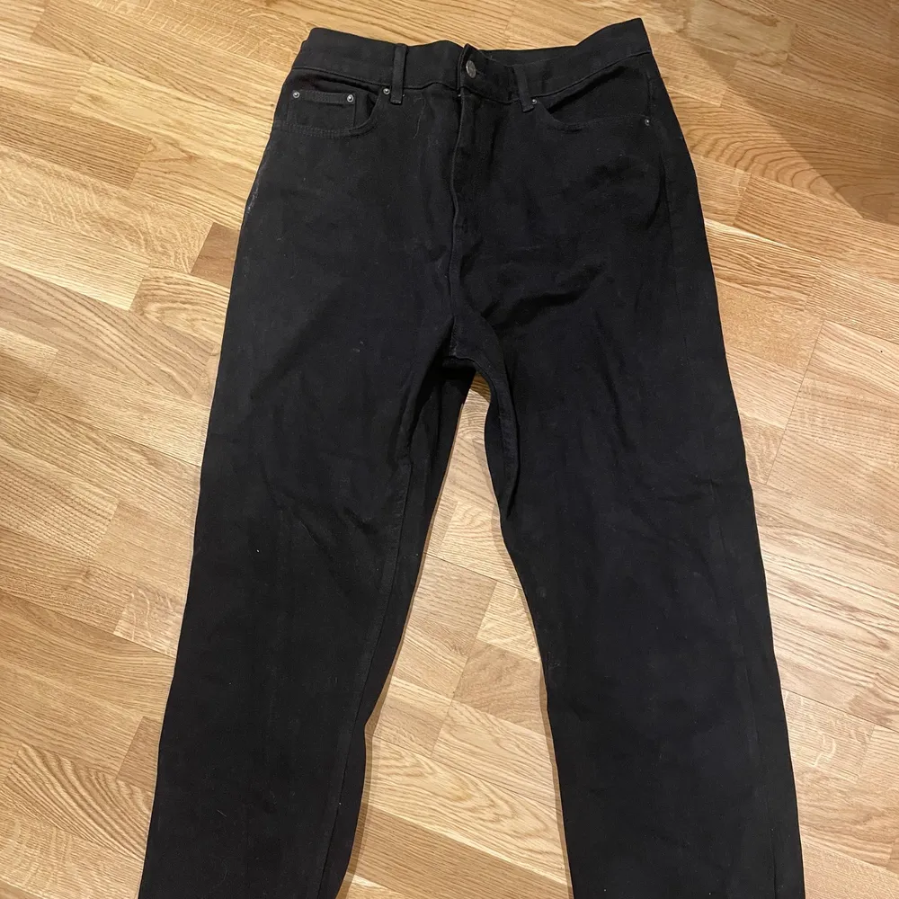ett par svarta jeans från nelly, aldrig använda, säljer pågrund av fel storlek, därav ny skick, storlek 40, köptes för 600kr men säljer för 400kr 🖤 köparen står för frakten . Jeans & Byxor.