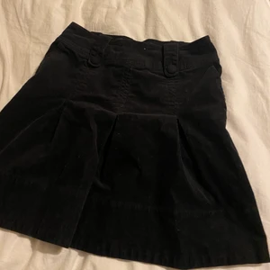 Kjol i Manchester  - Jätte gullig kjol i Manchester material, köpt på second hand för länge sen. Har själv aldrig använt den men den är i väldigt fint skick. Kom privat för fler bilder💓