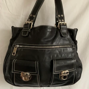 Vintage Marc Jacobs väska - Intressekoll på denna superfina vintage Marc Jacobs väska i läder!