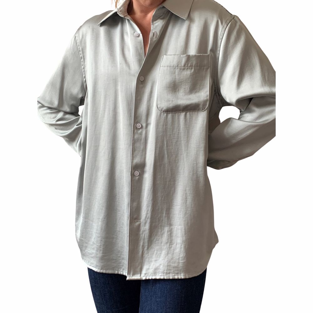 Jättesnygg och nästan helt oanvänd mint-grön silkesskjorta från weekday. Den är oversized i storlek, då den är i storlek small. Modellen på bilden bär oftast storlek XS och är 174 cm lång. Skriv om funderingar 💚. Skjortor.