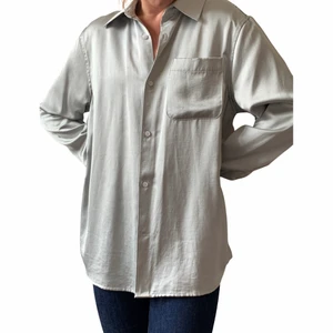 Oversized silkesskjorta weekday - Jättesnygg och nästan helt oanvänd mint-grön silkesskjorta från weekday. Den är oversized i storlek, då den är i storlek small. Modellen på bilden bär oftast storlek XS och är 174 cm lång. Skriv om funderingar 💚