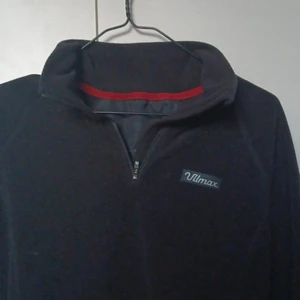 Fleece i märket ullmax - Nästan helt oanvänd fleece i märket ullmax,bara använt på 1 skotertur i stugan annars helt oanvänd