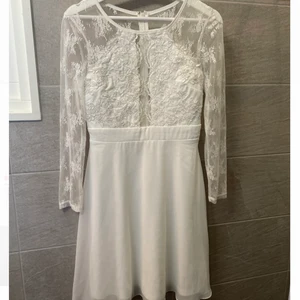 Vit klänning från Nelly  - Säljer denna vita klänning som är perfekt nu till studenten och sommaren!!🥰 Klänningen är i fint skick och endast använd 1 gång. Säljer den eftersom den blivit för liten. Nypris från Nelly är 650kr. Priset går att diskuteras. Hör av dig vid ytterligare frågor, skickar gärna fler bilder.💓