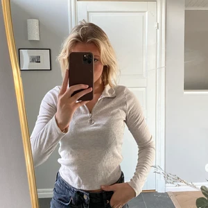 Beige zip - Beige ziptröja från Gina tricot. Endast använd två ggr. Säljer då jag har många liknande plagg. Storlek XS. I toppenskick! Snygg dragkedja. 
