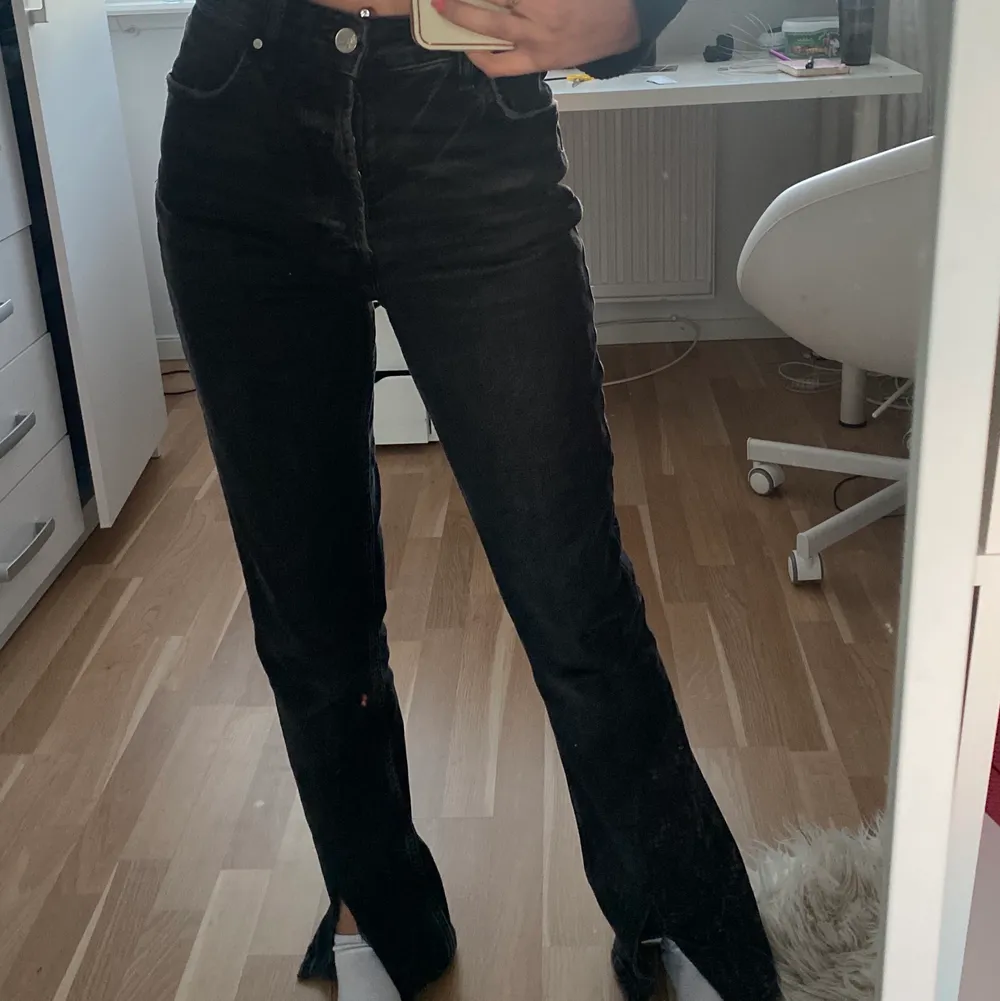 Säljer dessa snygga jeans som är för stora för mig, de är i storlek S och kommer från märket Never Denim/ Bik Bok. Är 169 cm lång!. Jeans & Byxor.