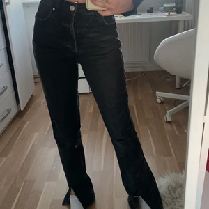Svarta straight split end jeans - Säljer dessa snygga jeans som är för stora för mig, de är i storlek S och kommer från märket Never Denim/ Bik Bok. Är 169 cm lång!
