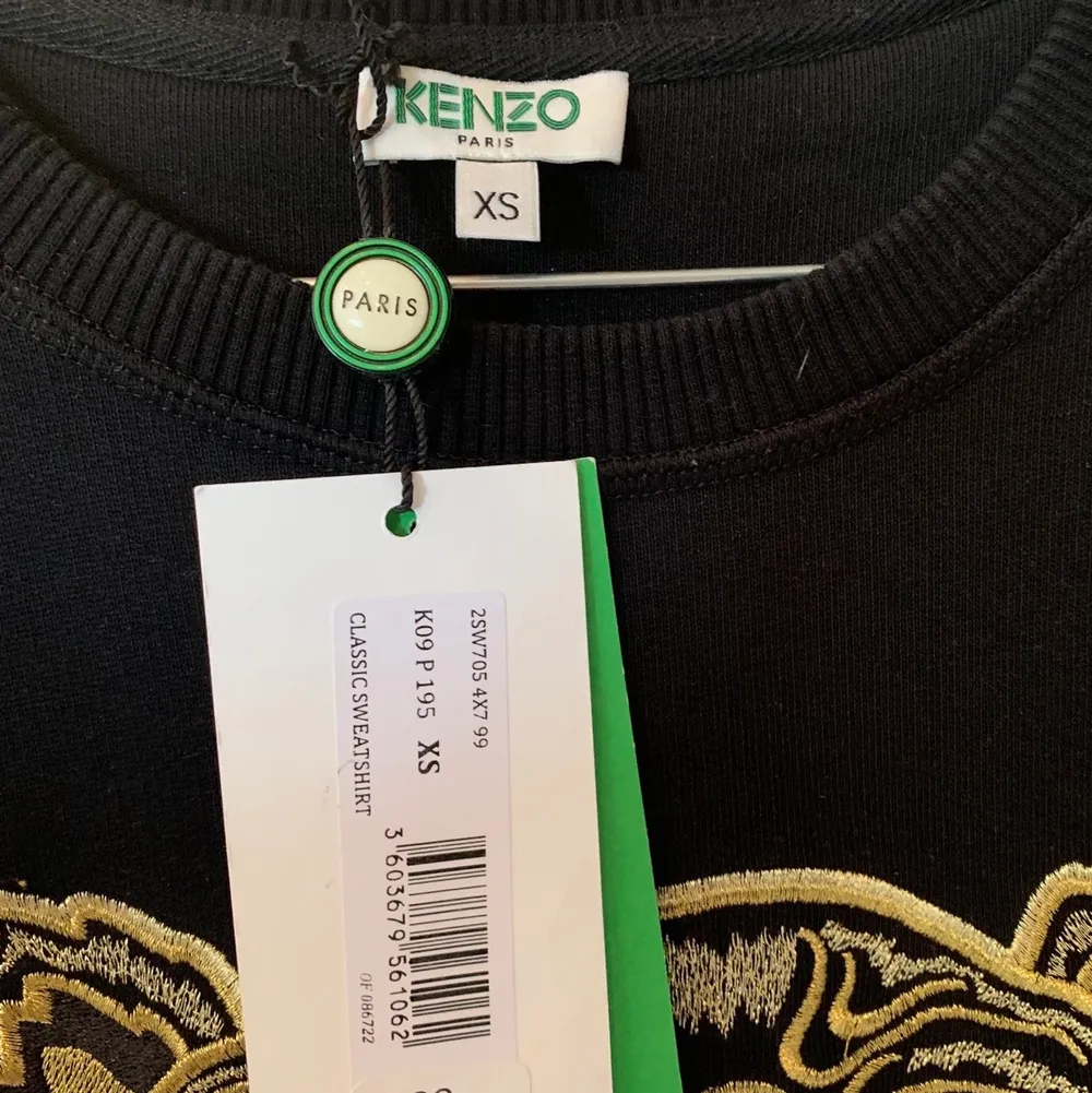 Kenzo tröja endast testas. Lappar finns kvar, helt ny. Köpt på NK i Göteborg. Storlek Xs, passar mig som pendlar mellan Xs/S. Unika färger i designen!  Vid intresse eller frågor bara skriv!✨. Tröjor & Koftor.