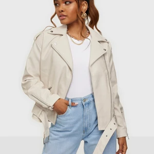 Oversized skinnjacka - Superfin beige oversize skinnjacka i imitation. Använd enbart ett fåtal gånger och i nyskick. Säljer då jag inte längre använder den. Inköpt förra våren från Nelly. Frakten ingår INTE i priset. 