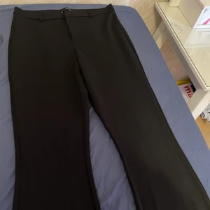 Ett par utsvängda kostym byxor - Jag köpte dessa i stan i Stockholm för 500 i Veromoda men har aldrig använt, vill bara bli av med dessa kläder jag säljer så snabbt som möjligt är du intresserad är ser bara att kontakta mig alltid snabba svar☺️