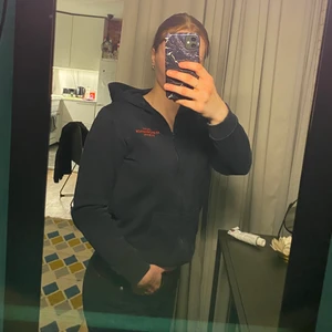 Peak performance hoodie  - Peak performance hoodie med dragkedja. Storlek 170, passar storlek S/M. 