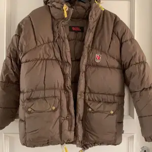 Jag säljer den här bruna fjällräven EXPEDITION DOWN LITE JACKET WOMEN i storlek XXXS men den är stor i storlek och skulle passa XXXS-M. Jackan är använd få gånger och är i super fint skick och ser ut som ny, inga fläckar eller skador. Säljer den för 4000kr!💞