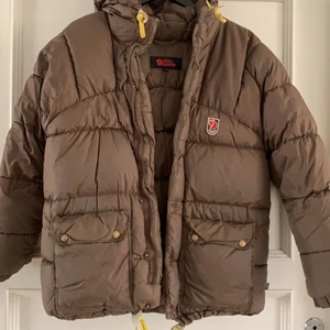 Fjällräven jacka - brun  - Jag säljer den här bruna fjällräven EXPEDITION DOWN LITE JACKET WOMEN i storlek XXXS men den är stor i storlek och skulle passa XXXS-M. Jackan är använd få gånger och är i super fint skick och ser ut som ny, inga fläckar eller skador. Säljer den för 4000kr!💞