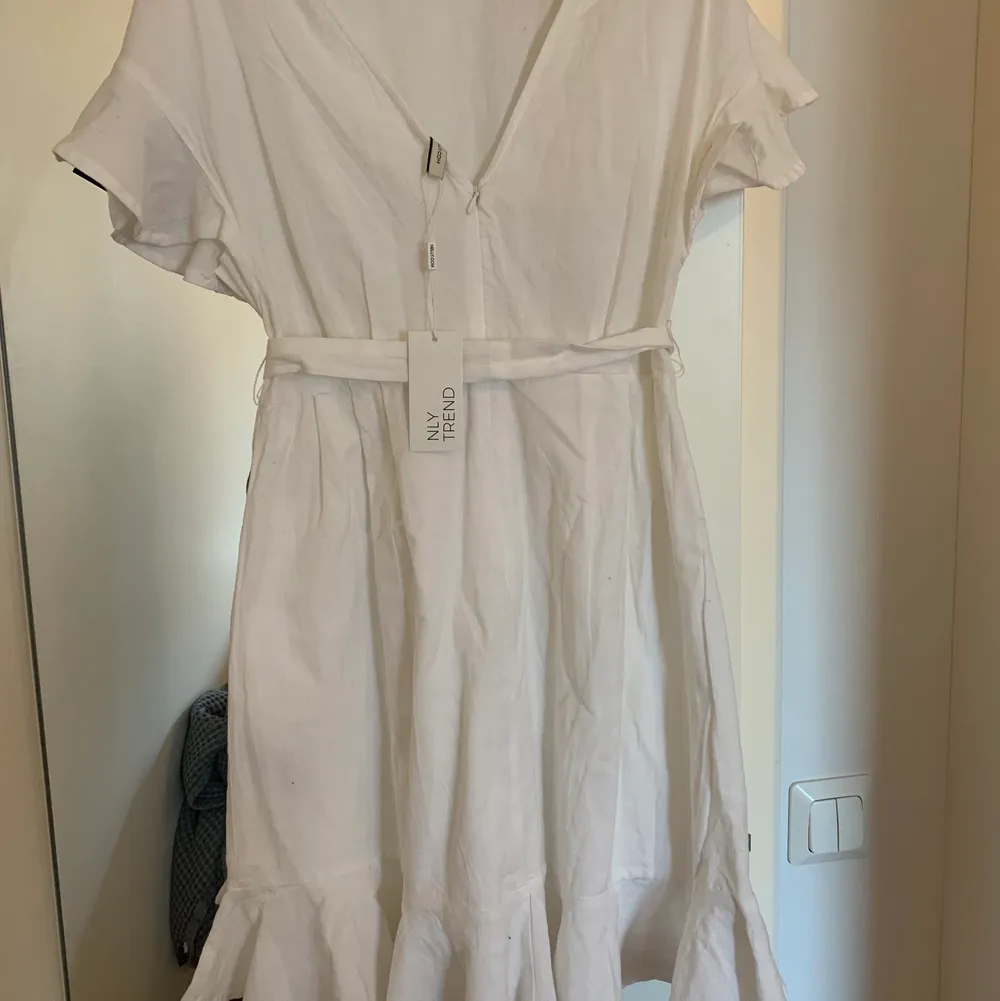Säljer en vit fin klänning jag skulle ha på studenten förra året men inte använde,  så aldrig använd. Från Nelly storlek 38, 150kr+frakt . Klänningar.
