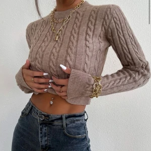 Kabelstickad tröja  - Super fin kabelstickad beige/brun tröja🤎 Den är endast använd en gång, säljer pga att den inte används.😊 nypris är 169kr