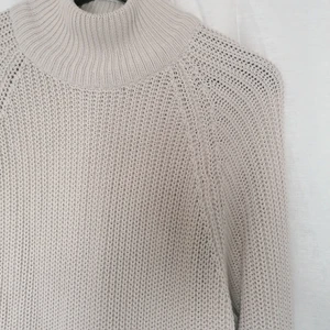 Lång stickad klänning - Supermysig lång stickad tröj-klänning från gina tricot i storlek L. Passar mig som har M. Så sjukt material och bekväm modell, inte så tight och dessutom luftig. 