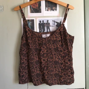 jättefint linne🐌🐌🐌🦔🦔 - Jättefint linne från Noa Noa. Strl S men sitter väldigt luftigt. Ingen stretch. Bra skick, lite nötta kanter. Nypris: kanske 400kr. Kan skicka fler bilder eller mått vid begäran. Om fler är intresserade blir det budgivning. Kolla gärna in mina andra annonser, samfraktar gärna🐅