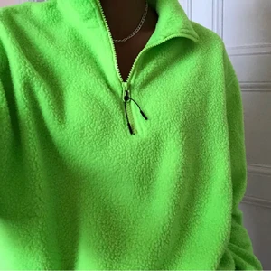 Weekday fleecetröja grön - Säljer denna gröna weekday fleece eftersom den aldrig används längre, den väldigt fint skick. Tror inte den finns att köpa längre. De två första bilderna är lånade men kontakta mig om du vill ha fler💚