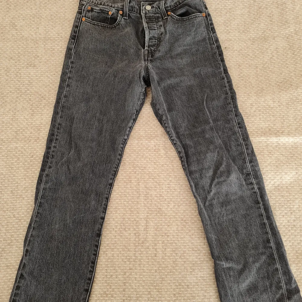 Raka levis jeans i snygg grå/svart färg tyvärr trasiga mellan benen (sista bild) jag är 170 och dem är till ankeln på mig. Jeansstorlek 29. Köpren står för frakten . Jeans & Byxor.