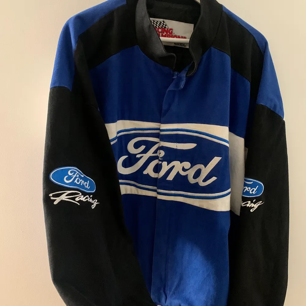 Supersnygg Ford Racing jacka i en oversized fit med stora långa armar och dragkedja i bra kvalité. Storlek XL, ursprungligen från USA. Racing Champions Apparel. . Jackor.