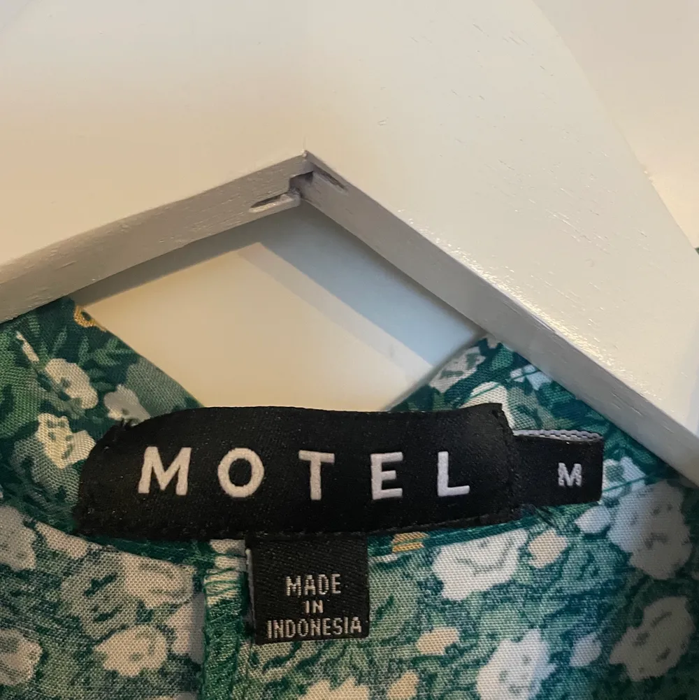En supersöt grön blommig klänning från Motel rocks! Helt oanvänd, nypris 460kr. Köparen betalar frakt:) 💕. Klänningar.