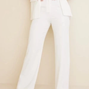 Vita kostymbyxor från Nelly - Säljer dessa kostymbyxor som köptes för 500 nu för 200 + frakt! Använda 1 gång så inga fläckar eller så