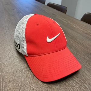 Vintage Nike Cap - Vintage Nike keps i förgen ”cherry”. DM gärna vid frågor eller kontakta oss på instagram @Headsup.vintage ☺️ (Köparen står för frakt)