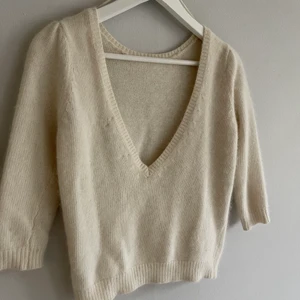 Zara angora tröja - Benvit stickad Zara-tröja storlek small. Djup i ryggen med puffad ärm i 3/4 längd och fin angora-mix. Använd enstaka gånger, mycket fint skick!