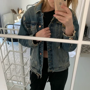 Jeansjacka - ”Sliten” jeansjacka från Zara stl M.