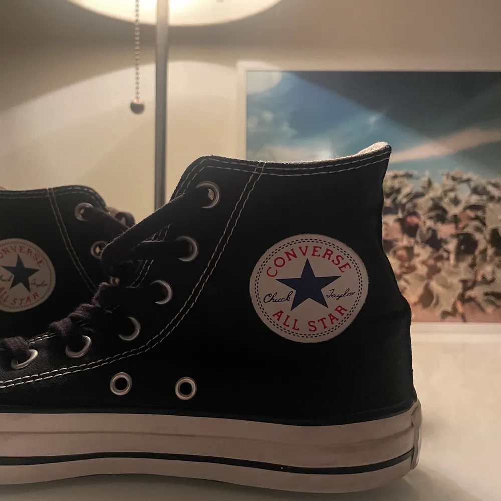 Säljer nu mina höga äkta converse. Priset är INK frakt 💓 Vid intresse lägg bud 10kr mellan varje bud så det blir seriöst! kommer att skicka skorna tisdag 15/2 med spårbar frakt 📦  (köp direkt för 500). Skor.