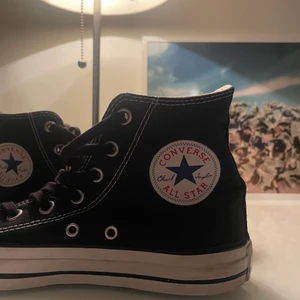 Äkta Converse - Säljer nu mina höga äkta converse. Priset är INK frakt 💓 Vid intresse lägg bud 10kr mellan varje bud så det blir seriöst! kommer att skicka skorna tisdag 15/2 med spårbar frakt 📦  (köp direkt för 500)