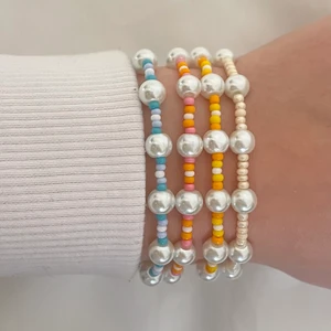Alice Armband  - Handgjorda pärlarmband💘💘 55:-/st med fri frakt, finns massa fler armband bland mina inlägg. Armbanden är justerbara mha kedja och karbinhake. Beställ gärna via Instagram: hn.smycken 💛