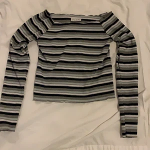 Randig topp  - Randig topp som täcker armarna. Nästan aldrig använd.