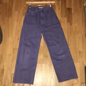 Lila jeans - Super häftiga jeans från pull & bear. Lila i färgen, midjemåttet är 62 och ytterbenslängden är ca 90 cm. Skriv fr fler bilder 😊