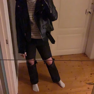 jeans  - svarta jeans från nakd storlek 32!