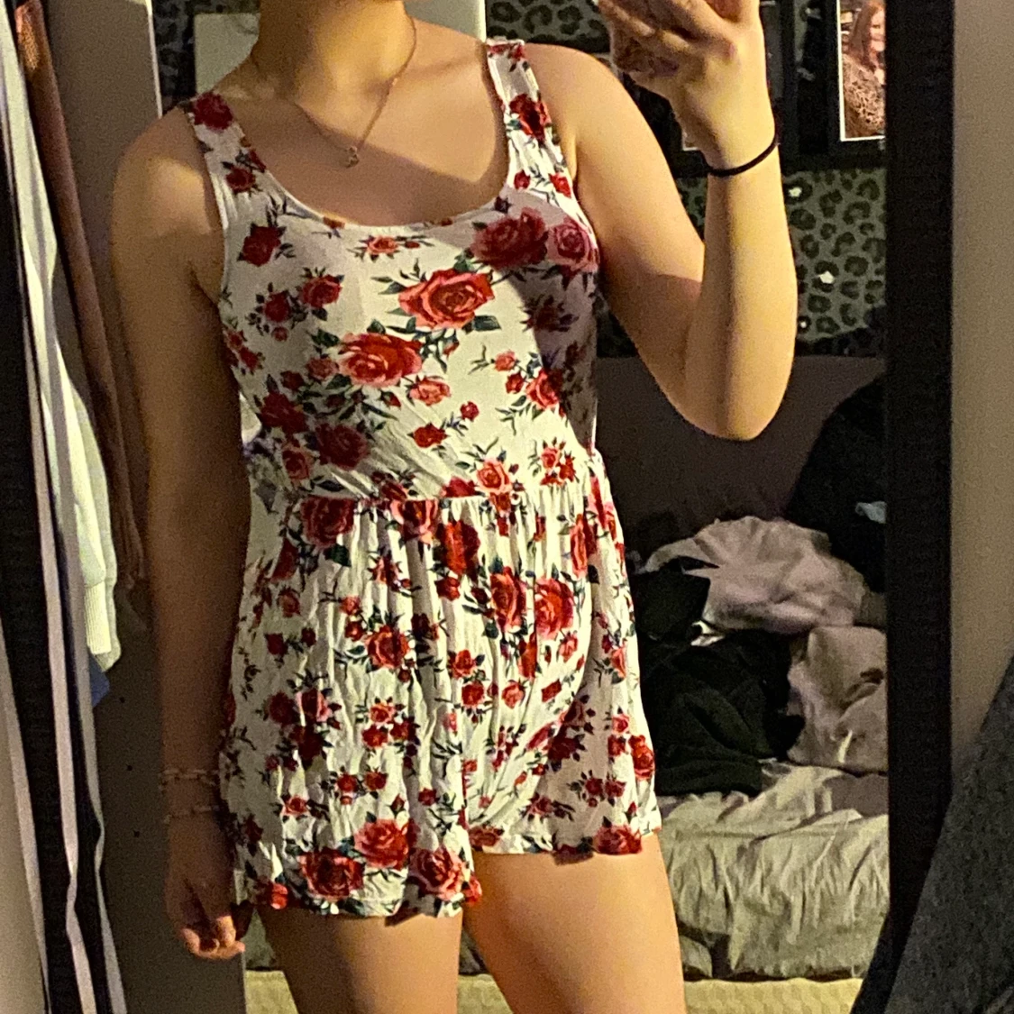 En vit och rödblommig jumpsuit - 90