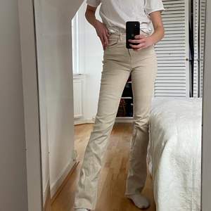 långa beiga jeans från zara i storlek 34 med slits nedtill. endast använda ett fåtal gånger och i fint skick! jag är 180 cm lång och sitter bra på mig men det går lätt att klippa kortare om det skulle behövas 
