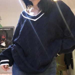 Stickad sweater från HM devided - Mörkblå med vita detaljer. Skitsnygg men för stor på mig. Aldrig använd