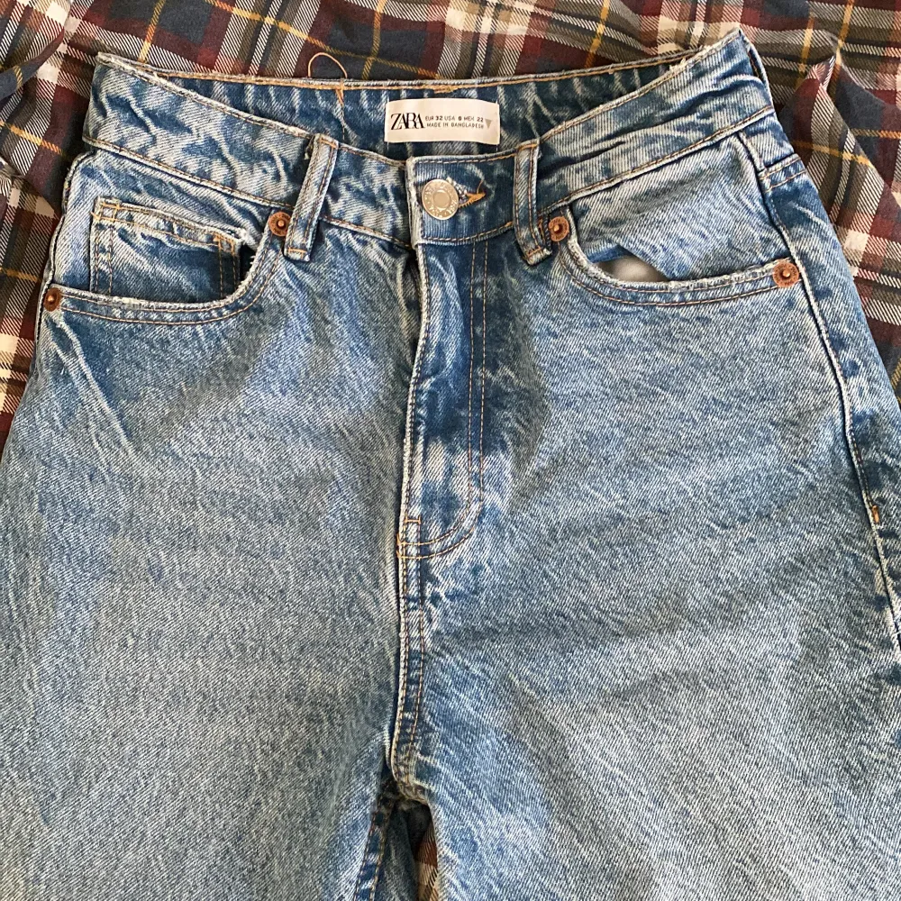 Ett par fina jeans från Zara i bra skick. Byxorna är i storlek 32 och köpta för ungefär 3 månader sen. En fin blå färg. Om ni vill ha fler bilder kontakta bara mig så skickar jag. Svarar så snabbt som möjligt. Skickar postbevis!❤️. Jeans & Byxor.