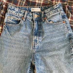 Zara jeans - Ett par fina jeans från Zara i bra skick. Byxorna är i storlek 32 och köpta för ungefär 3 månader sen. En fin blå färg. Om ni vill ha fler bilder kontakta bara mig så skickar jag. Svarar så snabbt som möjligt. Skickar postbevis!❤️