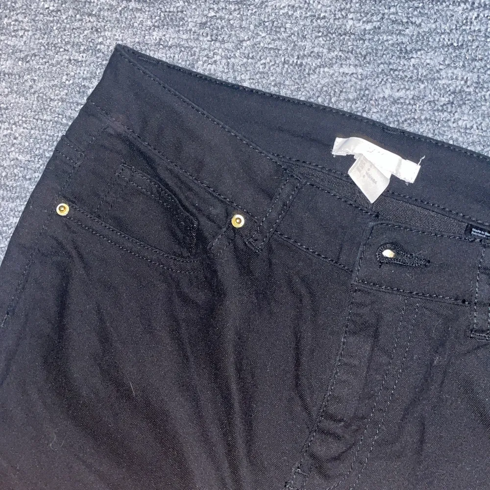 Ett par svarta lågmidjade skinny jeans i storlek 36. Knappt använda nått . Jeans & Byxor.