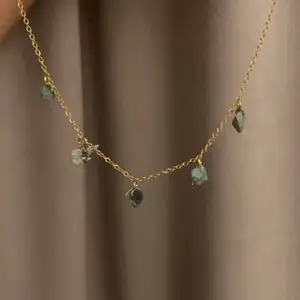 Kort halsband med guldfärgad mässingkedja och blå/gröna halvädelstenar. Finns även i silver! 