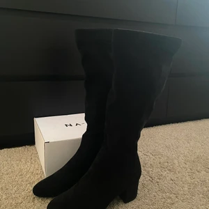 Slutsålda mockastövlar från NA-KD - Världens snyggaste höga stövlar i svart mockaimitation från NA-KD. Helt slutsålda på hemsidan!   Går upp till knät. Storlek 37. Klackhöjd ca 6 cm, väldigt bekväma!   Kvar i kartong och endast provade, säljes pga att returtiden hann gå ut. Nypris 499:-, säljes för 350:-.